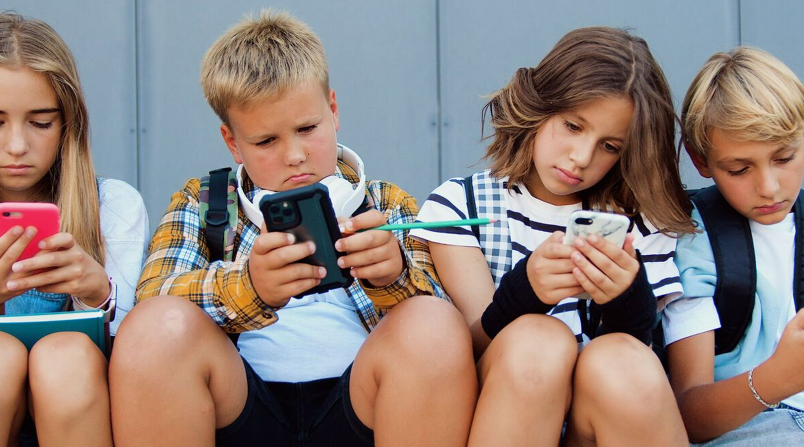 Anh và Áo siết chặt quy định sử dụng mạng xã hội đối với trẻ em