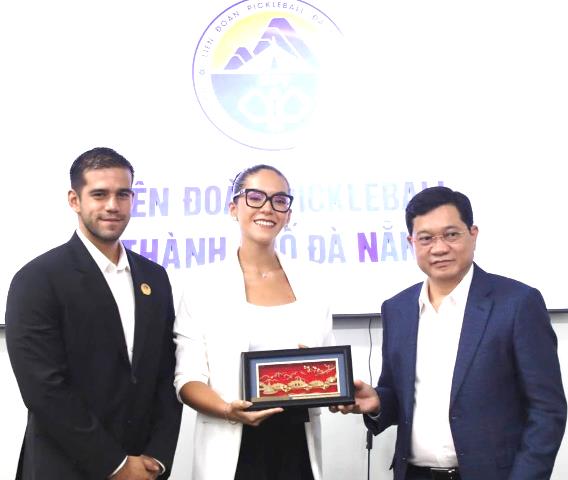 &Ocirc;ng Trần Phước Sơn-Ủy vi&ecirc;n Ban Thường vụ Th&agrave;nh ủy, Ph&oacute; Chủ tịch Thường trực HĐND th&agrave;nh phố, Chủ tịch Li&ecirc;n đo&agrave;n Pickleball Đ&agrave; Nẵng tặng qu&agrave; lưu niệm cho đo&agrave;n Pickleball World Cup.