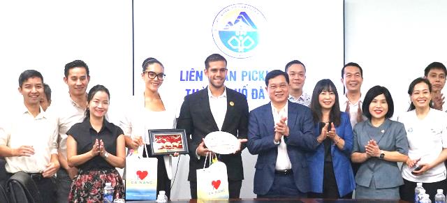 &Ocirc;ng Trần Phước Sơn v&agrave; l&atilde;nh đạo Sở Văn h&oacute;a-Thể thao v&agrave; Du lịch th&agrave;nh phố Đ&agrave; Nẵng chụp ảnh lưu niệm c&ugrave;ng đo&agrave;n World Cup Pickleball.