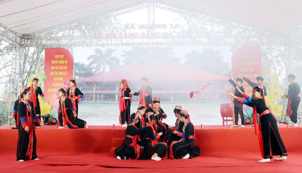 Lễ hội mở màn với các tiết mục biểu diễn mang đậm bản sắc dân tộc Dao Thanh Y Lễ hội mở màn với các tiết mục biểu diễn mang đậm bản sắc dân tộc Dao Thanh Y