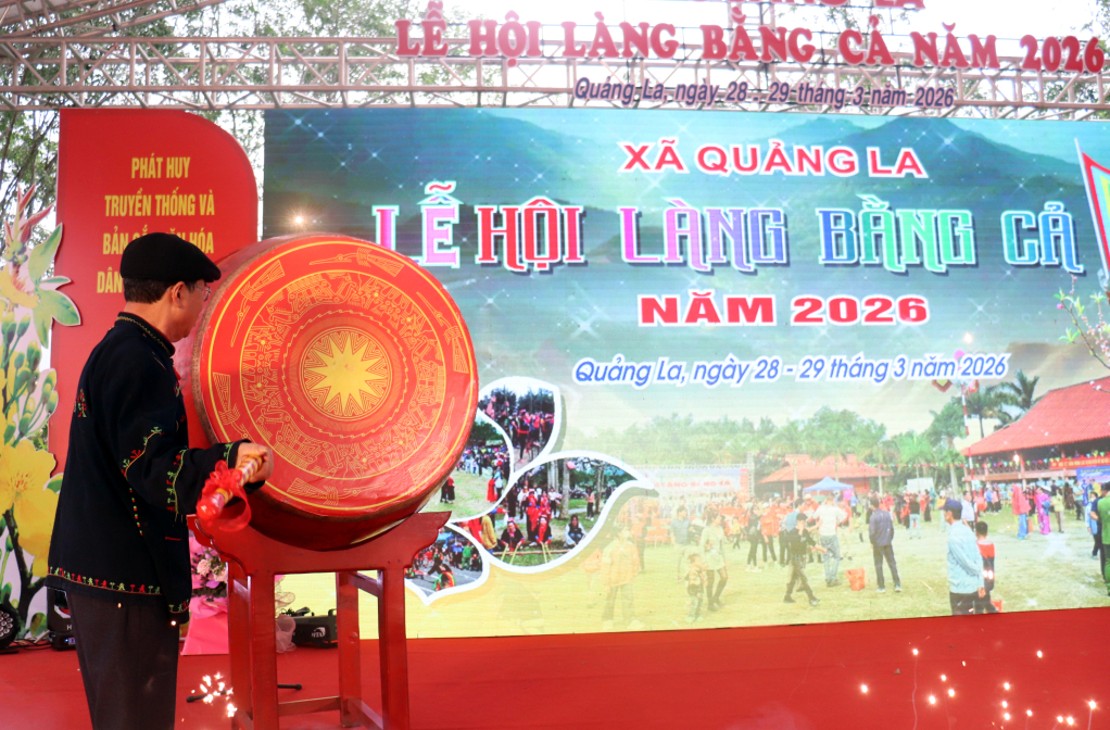 Già làng Đặng Văn Thương đánh trống khai hội. Già làng Đặng Văn Thương đánh trống khai hội.