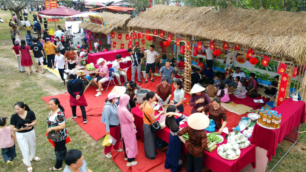 Các gian hàng nhộn nhịp du khách, nhân dân ghé thăm Các gian hàng nhộn nhịp du khách, nhân dân ghé thăm