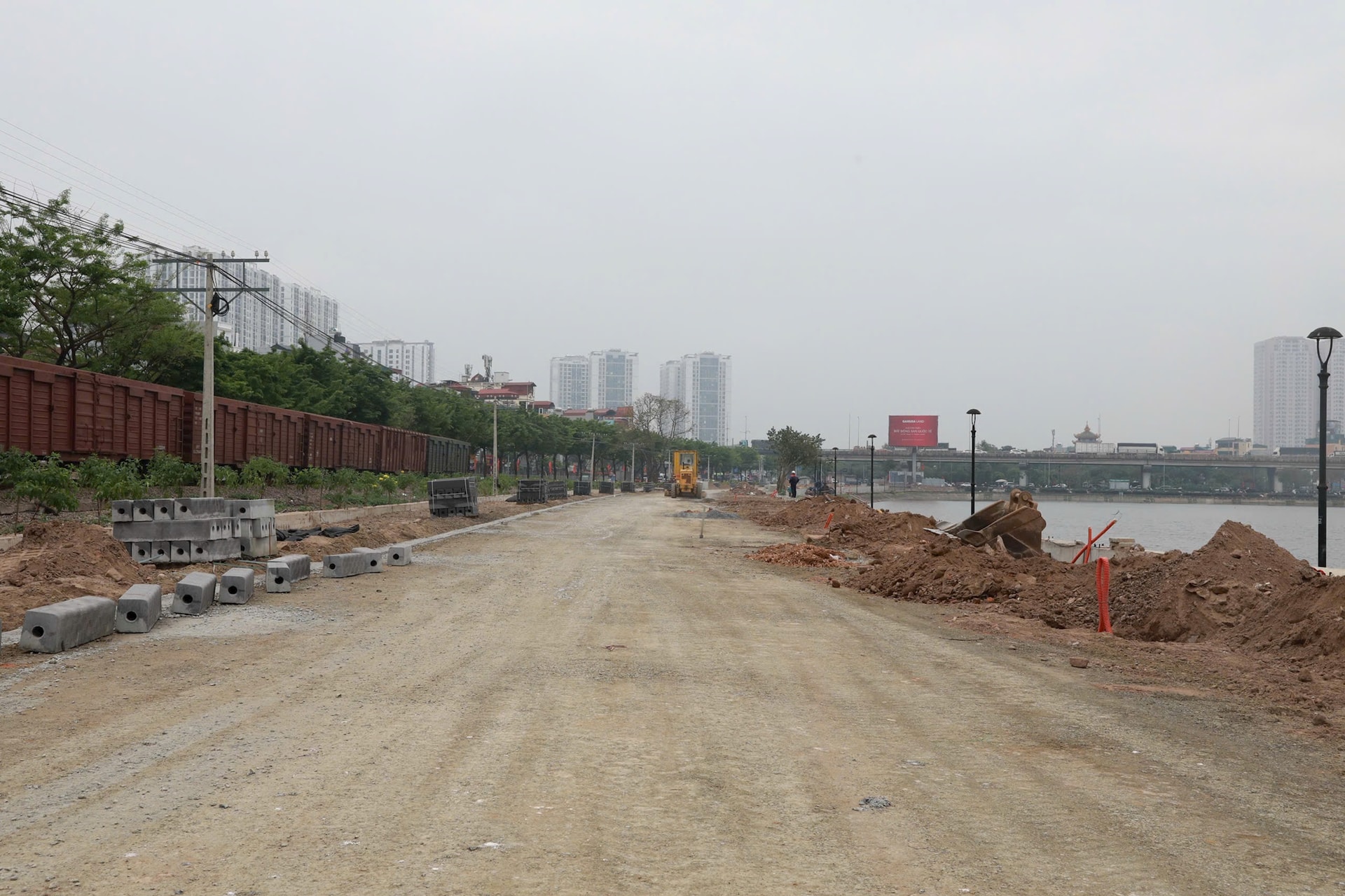 Tuyến đường gi&aacute;p đường sắt Bắc - Nam v&agrave; hồ Linh Đ&agrave;m đang được đẩy nhanh tiến độ thi c&ocirc;ng, ho&agrave;n thiện c&aacute;c hạng mục nền, hạ tầng kỹ thuật.