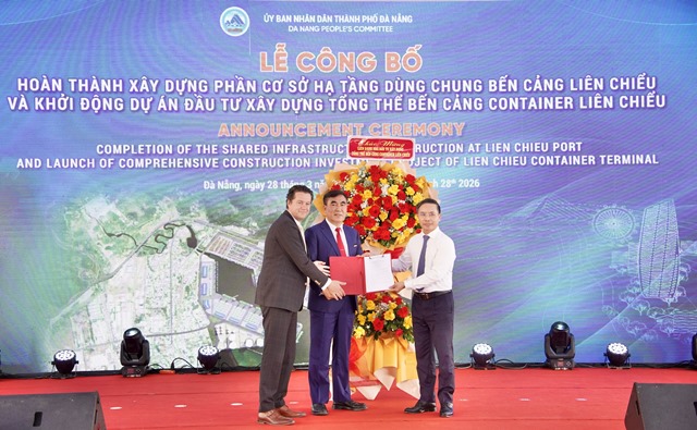 Chủ tịch UBND thành phố Phạm Đức Ấn (bên phải) trao Giấy chứng nhận, tặng hoa chúc mừng nhà đầu tư Liên danh Công ty Cổ phần Tập đoàn Hateco - Công ty TNHH Cảng biển Hateco - APM Terminals B.V. (Hà Lan). Chủ tịch UBND thành phố Phạm Đức Ấn (bên phải) trao Giấy chứng nhận, tặng hoa chúc mừng nhà đầu tư Liên danh Công ty Cổ phần Tập đoàn Hateco - Công ty TNHH Cảng biển Hateco - APM Terminals B.V. (Hà Lan).