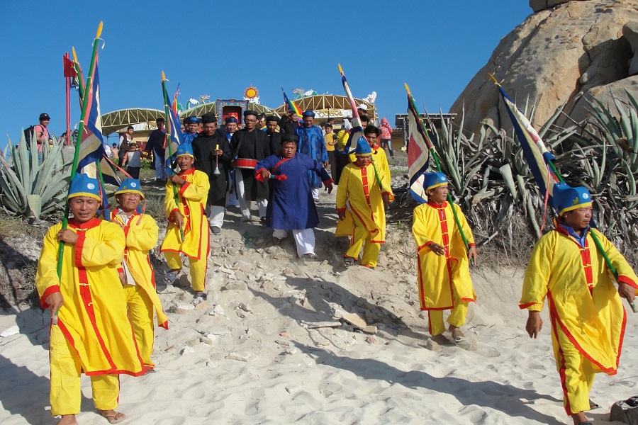 Dịp rằm th&aacute;ng 4 &acirc;m lịch hằng năm, tr&ecirc;n đảo sẽ diễn ra lễ hội cầu ngư thu h&uacute;t đ&ocirc;ng đảo d&acirc;n địa phương v&agrave; du kh&aacute;ch đến c&uacute;ng k&iacute;nh, tham quan