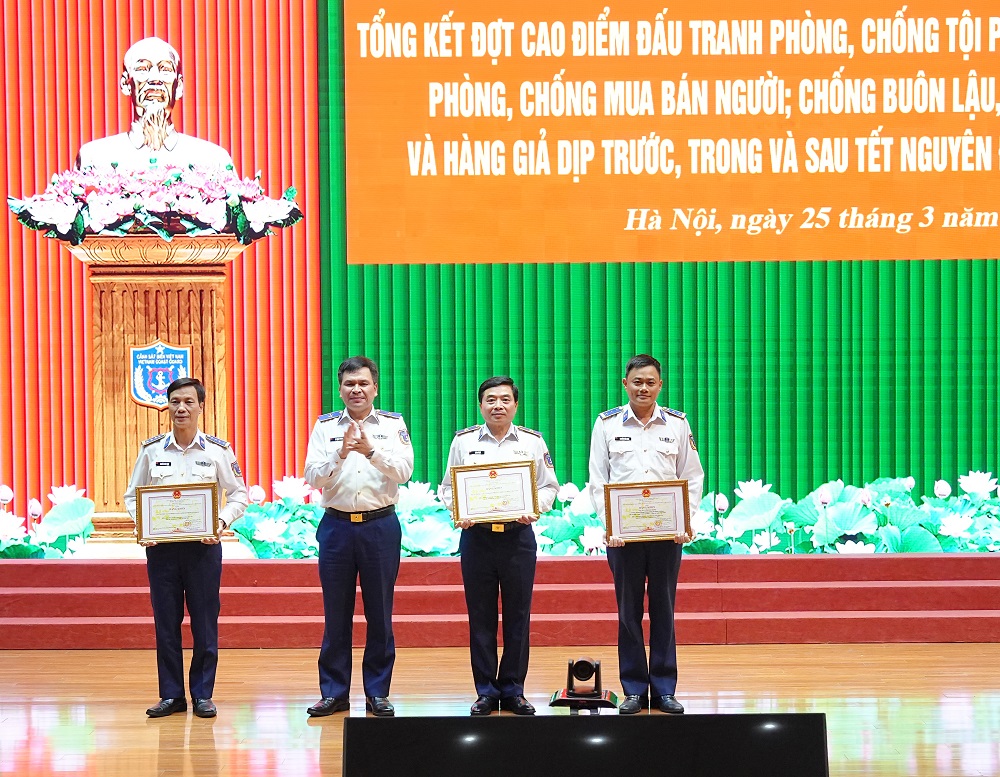 Thừa ủy quy&ecirc;̀n, Thiếu tướng L&ecirc; Đ&igrave;nh Cường trao Bằng khen của Trưởng Ban chỉ đạo Qu&ocirc;́c gia ch&ocirc;́ng bu&ocirc;n l&acirc;̣u, gian l&acirc;̣n thương mại và hàng giả tặng các t&acirc;̣p th&ecirc;̉ và cá nh&acirc;n có thành tích xu&acirc;́t sắc.