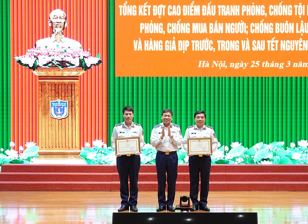 Thừa ủy quy&ecirc;̀n, Thủ trưởng Cảnh sát bi&ecirc;̉n Vi&ecirc;̣t Nam trao Bằng khen của B&ocirc;̣ trưởng B&ocirc;̣ Qu&ocirc;́c phòng tặng các t&acirc;̣p th&ecirc;̉ và cá nh&acirc;n có thành tích xu&acirc;́t sắc ti&ecirc;u bi&ecirc;̉u.