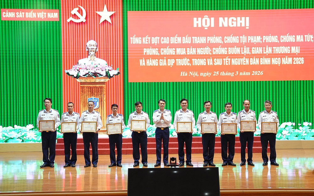 Thủ trưởng Cảnh sát bi&ecirc;̉n Vi&ecirc;̣t Nam trao thưởng cho các t&acirc;̣p th&ecirc;̉, cá nh&acirc;n có thành tích t&ocirc;́t và xu&acirc;́t sắc trong tri&ecirc;̉n khai thực hi&ecirc;̣n đợt cao đi&ecirc;̉m.
