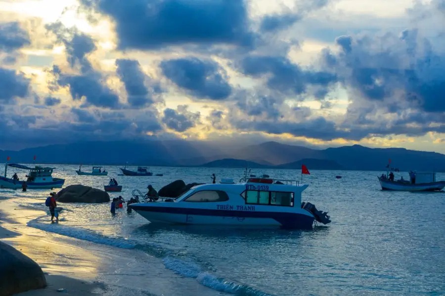 Ho&agrave;ng h&ocirc;n m&acirc;y vờn tr&ecirc;n đảo