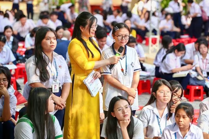 Học sinh đặt c&acirc;u hỏi nhờ chuy&ecirc;n gia giải đ&aacute;p thắc mắc. (Ảnh: Ho&agrave;ng Triều)