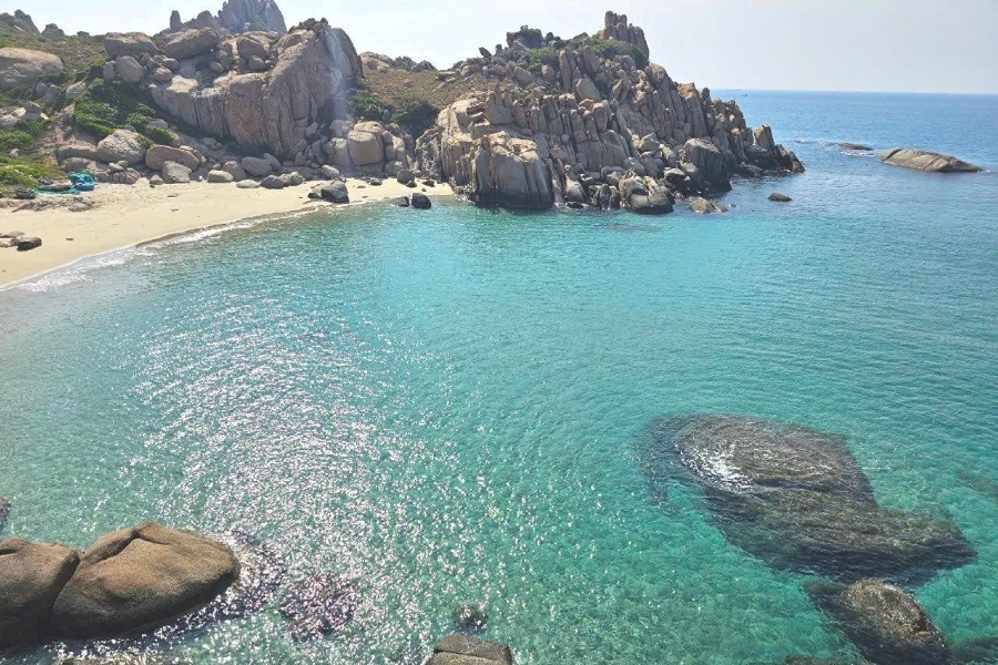 Hoang sơ nhưng đầy b&iacute; ẩn, C&ugrave; Lao C&acirc;u được ngư d&acirc;n nơi đ&acirc;y gọi với c&aacute;i t&ecirc;n th&acirc;n thương l&agrave; H&ograve;n Cau v&igrave; h&ograve;n đảo n&agrave;y c&oacute; rất nhiều rau c&acirc;u ch&acirc;n vịt