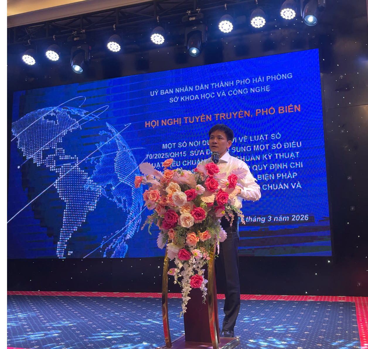 Đồng ch&iacute; Phạm Việt H&ugrave;ng, Ph&oacute; Gi&aacute;m đốc Sở Khoa học v&agrave; C&ocirc;ng nghệ ph&aacute;t biểu tại hội nghị.