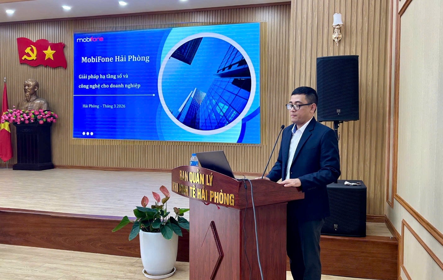 Đại diện MobiFone Hải Ph&ograve;ng tham gia thuyết tr&igrave;nh tại hội thảo.