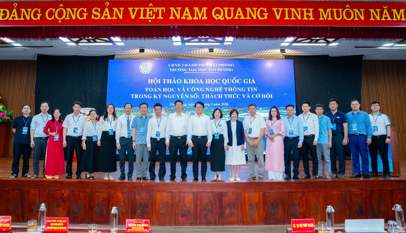 C&aacute;c đại biểu chụp ảnh lưu niệm tại hội thảo.