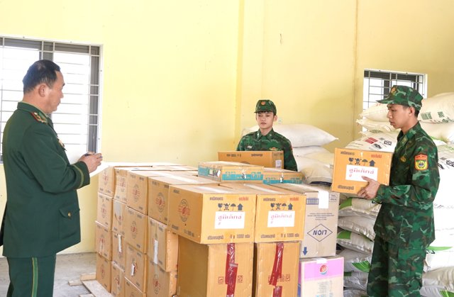 Lực lượng chức năng thực hiện kiểm soát, quản lý hàng hóa thông thương tại khu vực biên giới. Lực lượng chức năng thực hiện kiểm soát, quản lý hàng hóa thông thương tại khu vực biên giới.