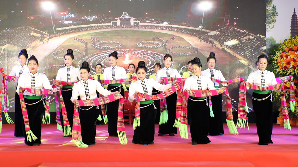 Đoàn nghệ thuật tỉnh Lào Cai tham gia trình diễn. Đoàn nghệ thuật tỉnh Lào Cai tham gia trình diễn.
