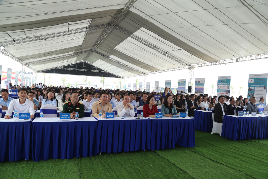 Ng&agrave;y hội việc l&agrave;m thu h&uacute;t đ&ocirc;ng đảo đại biểu v&agrave; người lao động, học sinh, sinh vi&ecirc;n tham gia