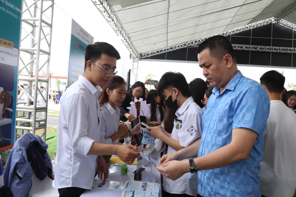 Quảng Ninh: Hơn 12.600 cơ hội cho người lao động tại ngày hội việc làm "Kết nối việc làm - Đồng hành phát triển"