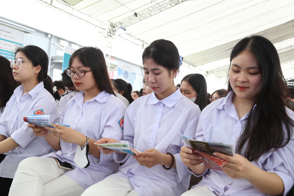 Nhiều học sinh, sinh vi&ecirc;n t&igrave;m hiểu th&ocirc;ng tin tuyển dụng, vị tr&iacute; việc l&agrave;m v&agrave; điều kiện l&agrave;m việc của c&aacute;c doanh nghiệp tham gia ng&agrave;y hội việc l&agrave;m