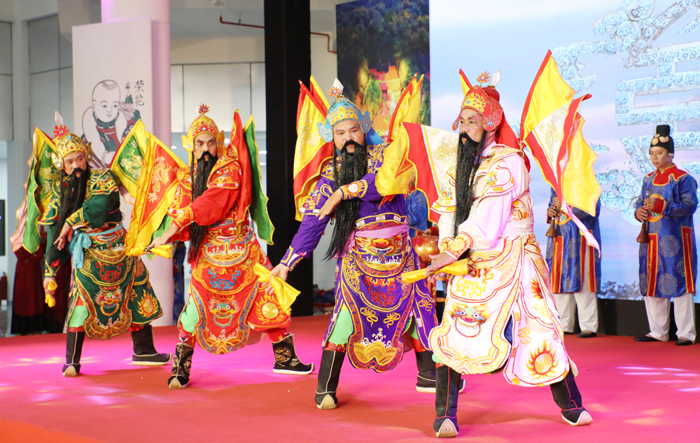 Phần biểu diễn nhã nhạc cung đình Huế của các nghệ sĩ đến từ Đoàn nghệ thuật thành phố Huế. Phần biểu diễn nhã nhạc cung đình Huế của các nghệ sĩ đến từ Đoàn nghệ thuật thành phố Huế.