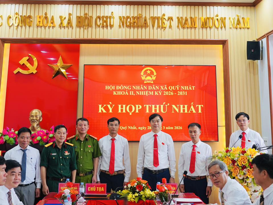 Đồng ch&iacute; Ho&agrave;ng Mạnh Hải &ndash; B&iacute; thư Đảng ủy, Chủ tịch HĐND x&atilde; ch&uacute;c mừng c&aacute;c vị đại biểu HĐND x&atilde; kh&oacute;a II đ&atilde; được cử tri t&iacute;n nhiệm bầu chọn