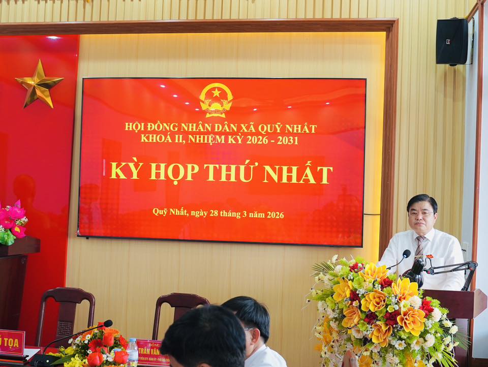 Đồng ch&iacute; Ho&agrave;ng Mạnh Hải &ndash; B&iacute; thư Đảng ủy, Chủ tịch HĐND x&atilde; Quỹ Nhất ph&aacute;t biểu tại kỳ họp