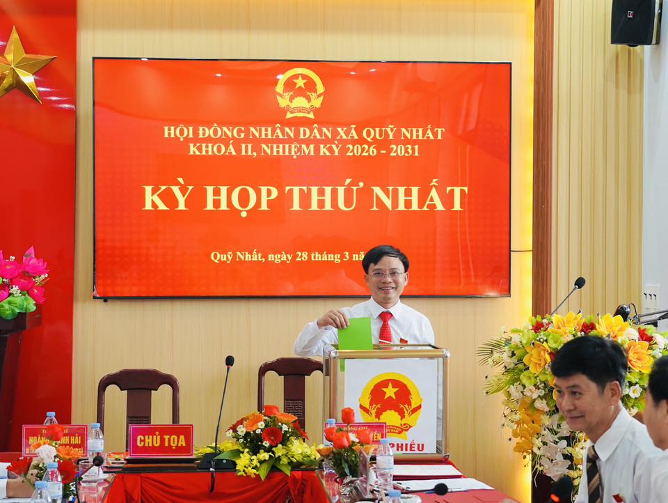 đồng ch&iacute; Ho&agrave;ng Mạnh Hải &ndash; B&iacute; thư Đảng ủy, Chủ tịch HĐND x&atilde; ch&uacute;c mừng c&aacute;c vị đại biểu HĐND x&atilde; kh&oacute;a II đ&atilde; được cử tri t&iacute;n nhiệm bầu chọn