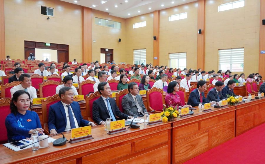 Các đồng chí lãnh đạo tỉnh và đại biểu tham gia kỳ họp Các đồng chí lãnh đạo tỉnh và đại biểu tham gia kỳ họp