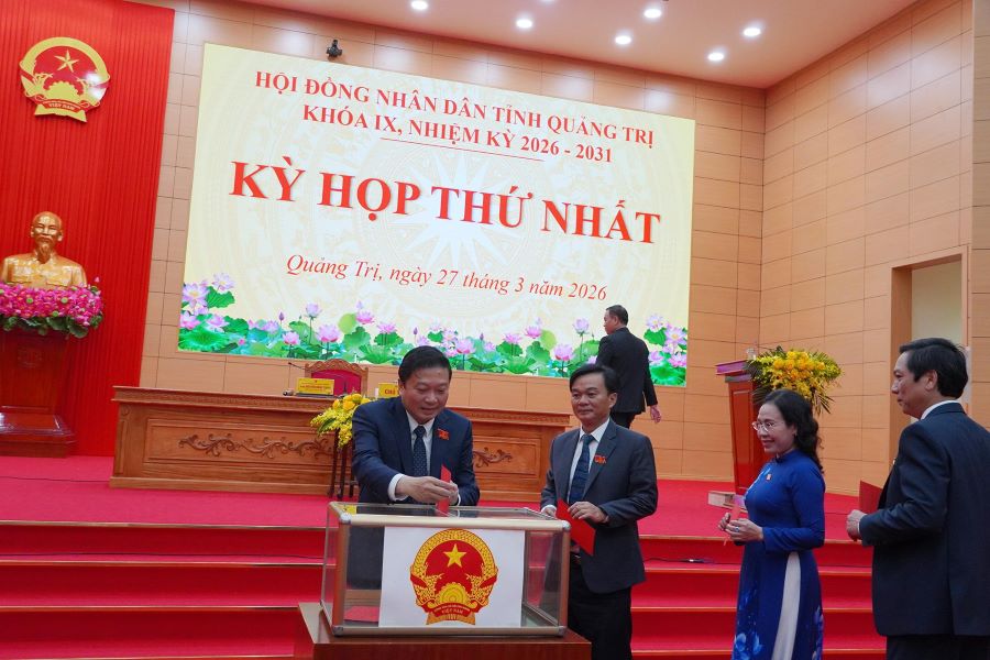 Đại biểu HĐND tỉnh bỏ phiếu bầu các chức danh chủ chốt của HĐND và UBND tỉnh Đại biểu HĐND tỉnh bỏ phiếu bầu các chức danh chủ chốt của HĐND và UBND tỉnh