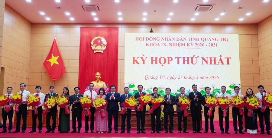 Tặng hoa chúc mừng các đồng chí trúng cử các chức danh của cơ quan UBND tỉnh Tặng hoa chúc mừng các đồng chí trúng cử các chức danh của cơ quan UBND tỉnh