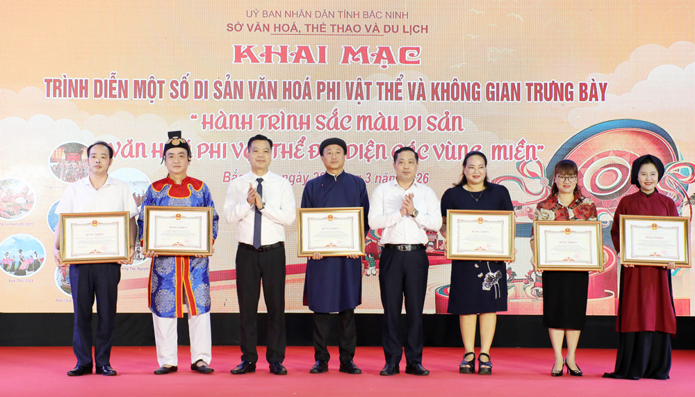 Đại diện lãnh đạo Sở Văn hóa, Thể thao và Du lịch trao Bằng khen của Chủ tịch UBND tỉnh cho 6 đoàn nghệ thuật, nghệ nhân của các tỉnh, thành phố tham gia không gian trưng bày, trình diễn. Đại diện lãnh đạo Sở Văn hóa, Thể thao và Du lịch trao Bằng khen của Chủ tịch UBND tỉnh cho 6 đoàn nghệ thuật, nghệ nhân của các tỉnh, thành phố tham gia không gian trưng bày, trình diễn.