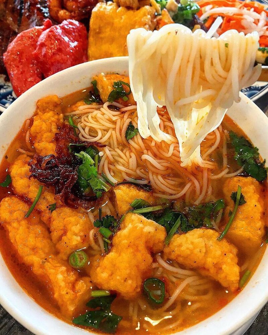 M&oacute;n ăn kh&ocirc;ng chỉ hấp dẫn bởi c&aacute;i t&ecirc;n lạ tai m&agrave; c&ograve;n bởi sự kết hợp h&agrave;i h&ograve;a giữa sợi b&uacute;n dai, chả t&ocirc;m gi&ograve;n dai v&agrave; nước l&egrave;o ngọt thanh.