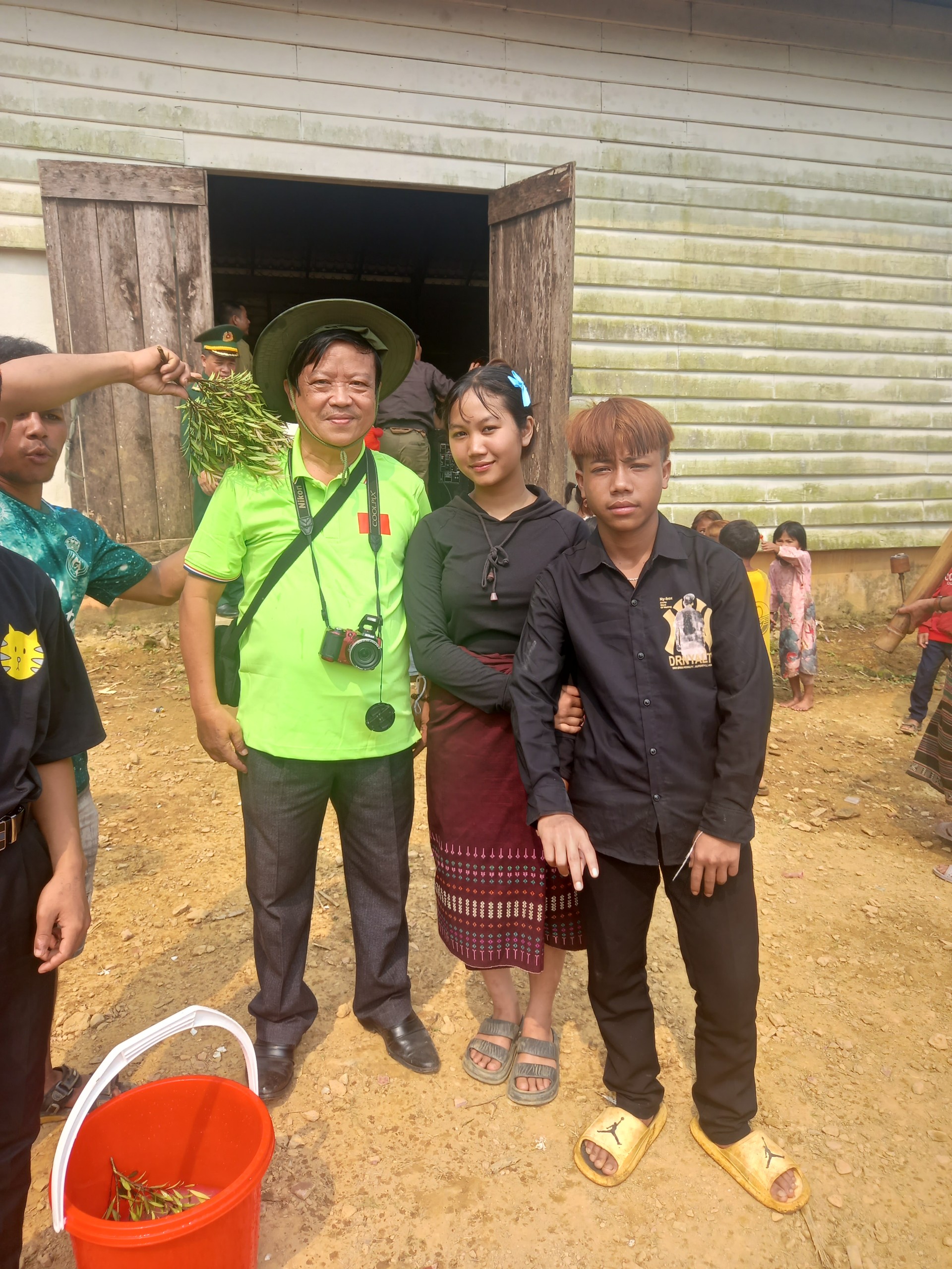 Tác giả trên bản Sê Sáp đang được người dân bản dùng lá tắm nước Tác giả trên bản Sê Sáp đang được người dân bản dùng lá tắm nước