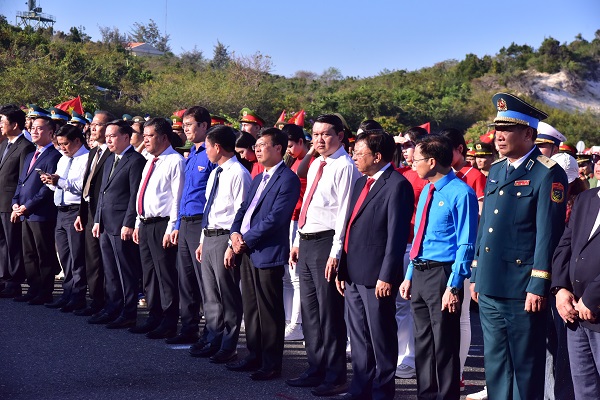 Đại biểu dự lễ thượng cờ