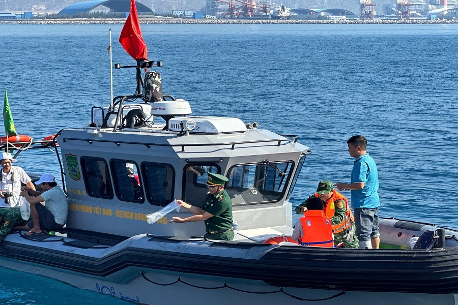 Lực lượng biên phòng tham gia lễ thả giống thủy sản Lực lượng biên phòng tham gia lễ thả giống thủy sản