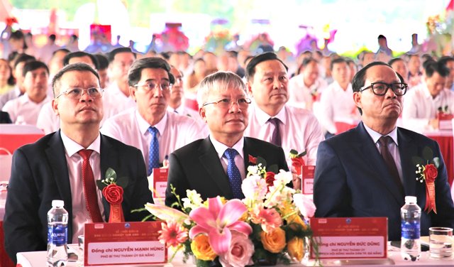 Các đại biểu Trung ương và thành phố dự lễ khởi công dự án Khu công nghiệp Tam Anh - An An Hòa. Các đại biểu Trung ương và thành phố dự lễ khởi công dự án Khu công nghiệp Tam Anh - An An Hòa.