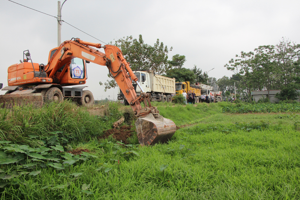 Đơn vị thi c&ocirc;ng tập trung phương tiện để thi c&ocirc;ng cầu V&acirc;n H&agrave;.