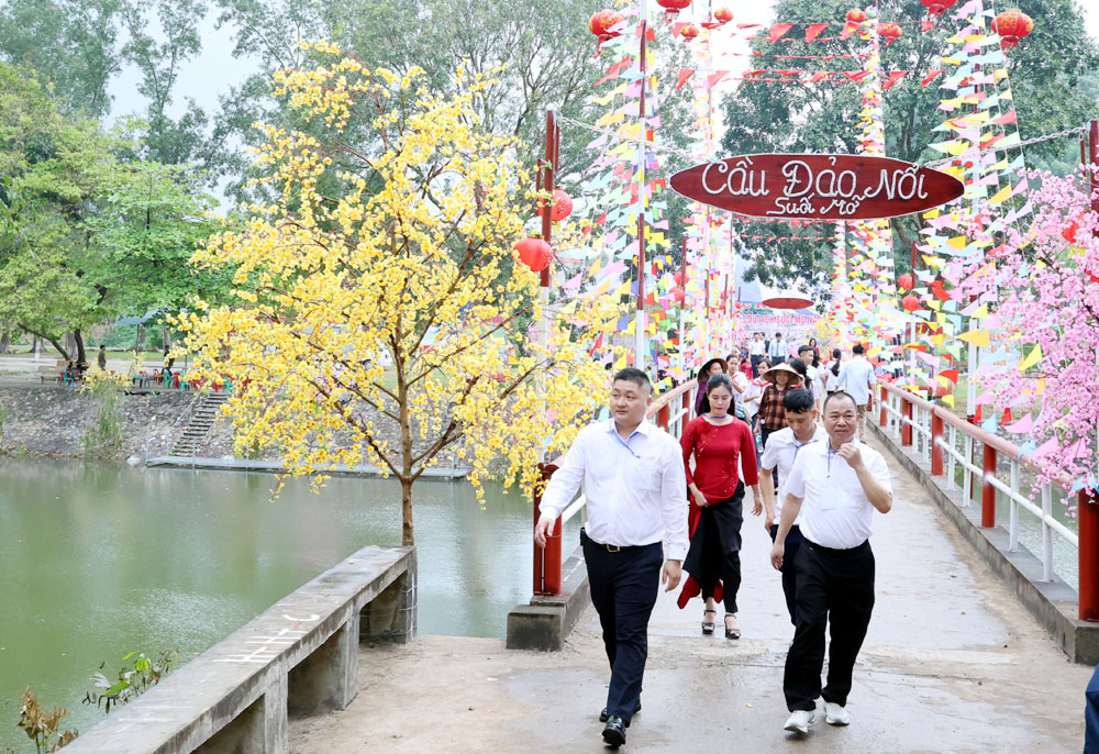 Du khách tham quan Khu Di tích - danh thắng. Du khách tham quan Khu Di tích - danh thắng.