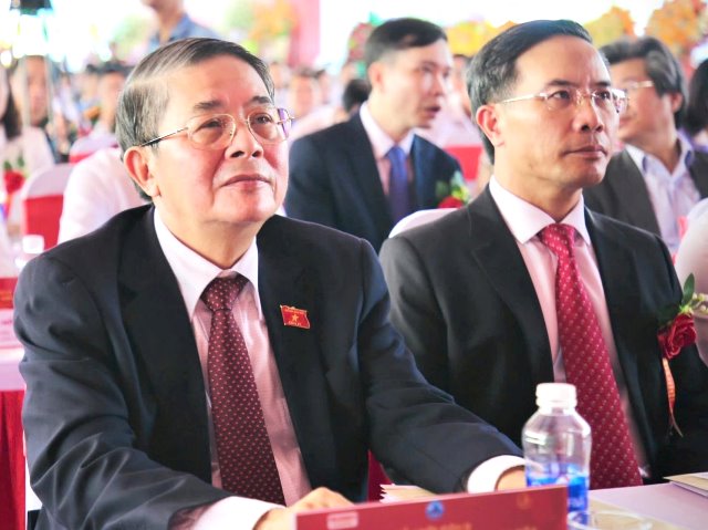 Phó Chủ tịch Quốc hội Nguyễn Đức Hải (bên trái) và Chủ tịch UBND thành phố Phạm Đức Ấn tham dự lễ khởi công. Phó Chủ tịch Quốc hội Nguyễn Đức Hải (bên trái) và Chủ tịch UBND thành phố Phạm Đức Ấn tham dự lễ khởi công.