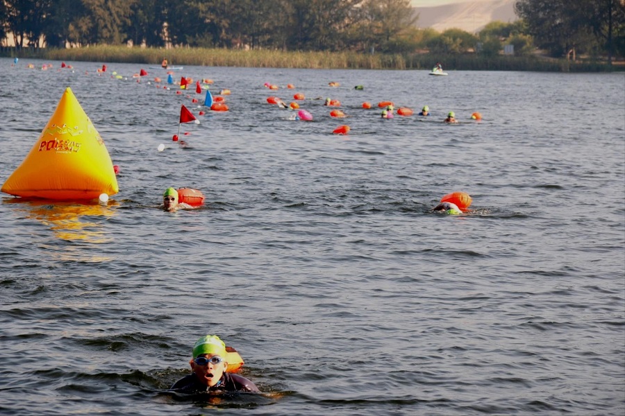 Nội dung bơi qua hồ kh&ocirc;ng đ&aacute;y ở B&agrave;u Trắng - thử th&aacute;ch lớn đối với c&aacute;c vận động vi&ecirc;n