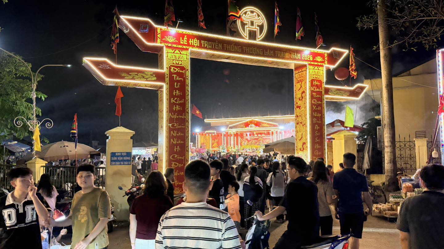 Cổng lễ hội rực rỡ &aacute;nh s&aacute;ng về đ&ecirc;m, d&ograve;ng người đổ về tham dự tạo n&ecirc;n kh&ocirc;ng kh&iacute; s&ocirc;i động, đ&ocirc;ng đ&uacute;c.