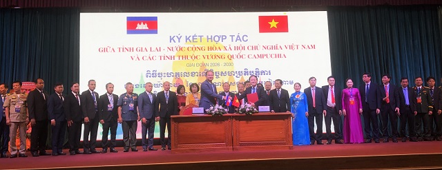 Một số hình ảnh về Lễ Ký kết hợp tác giữa tỉnh Gia Lai với các tỉnh Nam Lào và các tỉnh Đông Bắc Campuhia. Một số hình ảnh về Lễ Ký kết hợp tác giữa tỉnh Gia Lai với các tỉnh Nam Lào và các tỉnh Đông Bắc Campuhia.