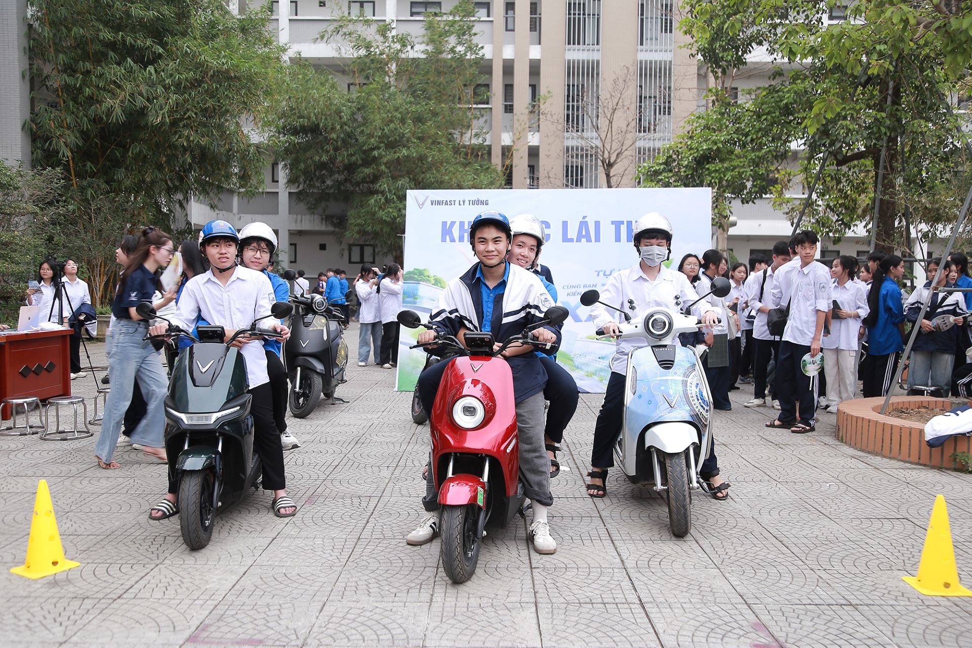 Chuỗi sự kiện “Phủ xanh trường học 2026”: Học sinh Hà Nội trải nghiệm xe điện VinFast, lan tỏa thông điệp sống xanh