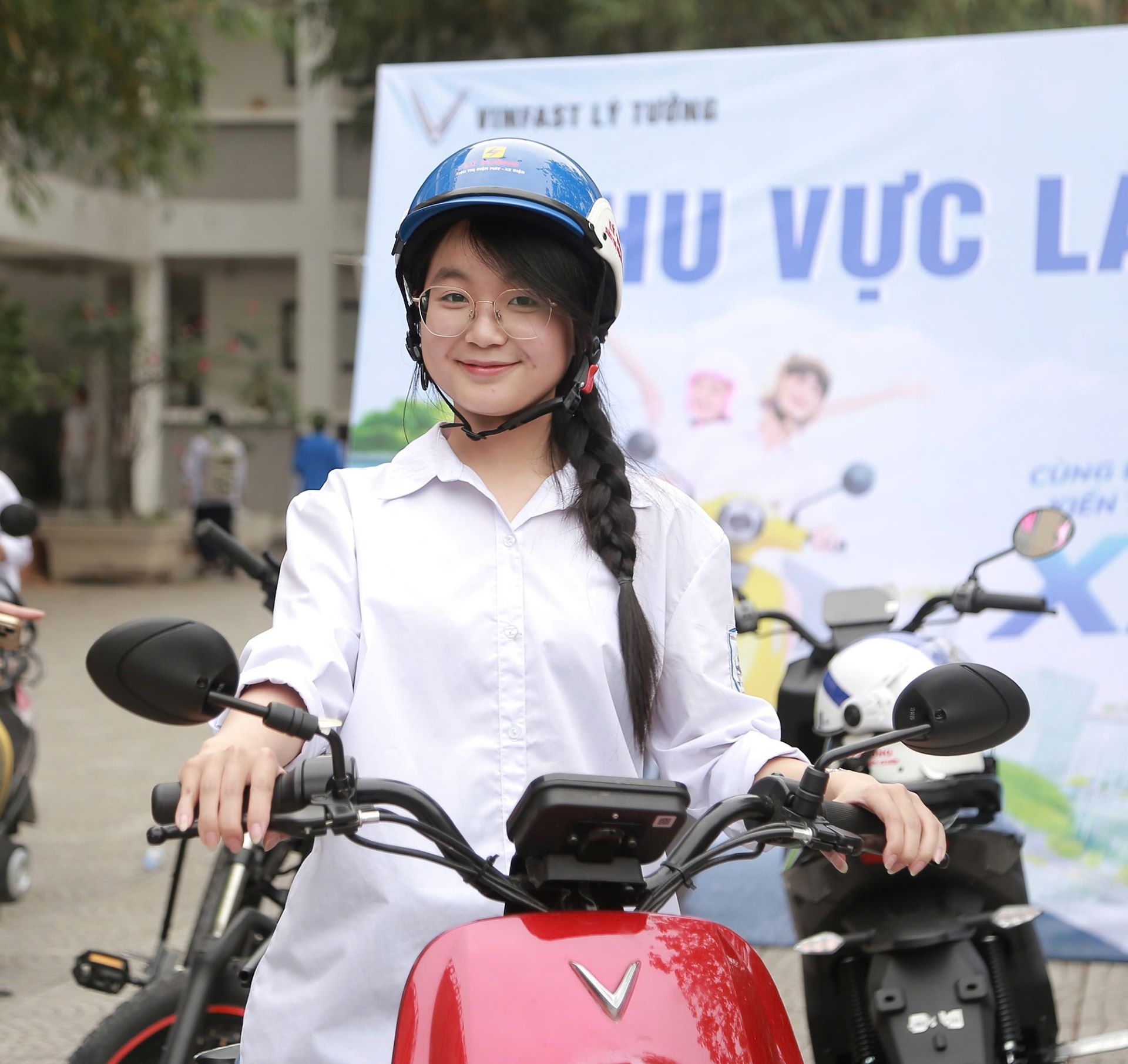 Em Nguyễn Thị Uyển Nhi (lớp 10A4, Trường THPT Quốc Oai) lái thử xe điện của VinFast Em Nguyễn Thị Uyển Nhi (lớp 10A4, Trường THPT Quốc Oai) lái thử xe điện của VinFast