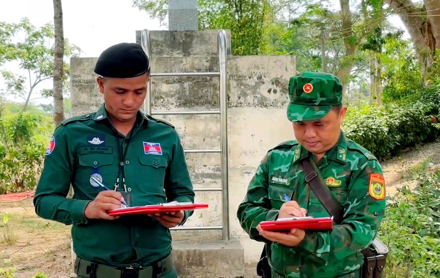 Đại diện lực lượng hai b&ecirc;n tiến h&agrave;nh k&yacute; kết bi&ecirc;n bản tuần tra song phương