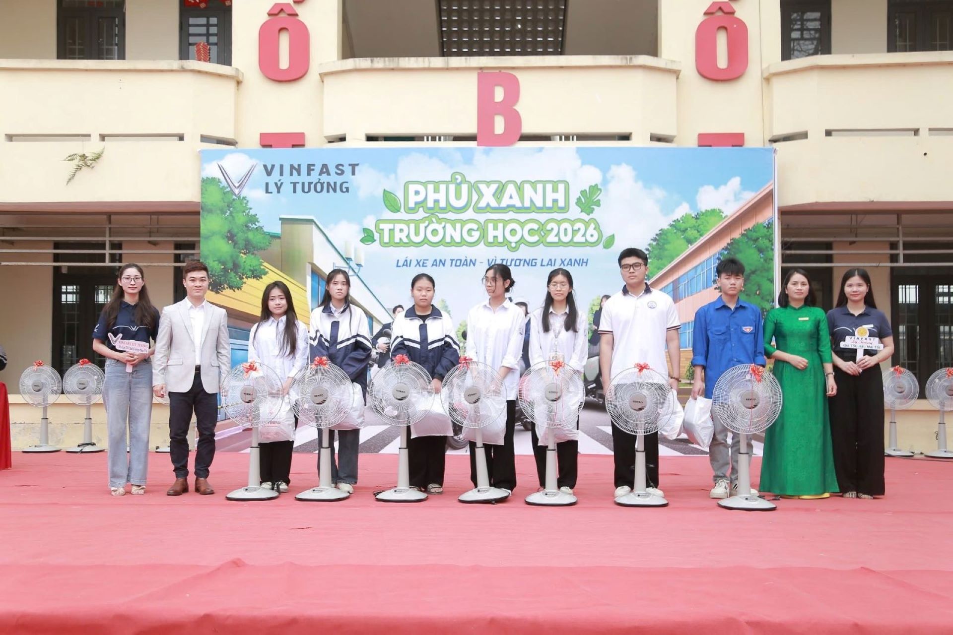 Đại diện VinFast trao quà tặng cho các em học sinh trong khuôn khổ sự kiện Đại diện VinFast trao quà tặng cho các em học sinh trong khuôn khổ sự kiện