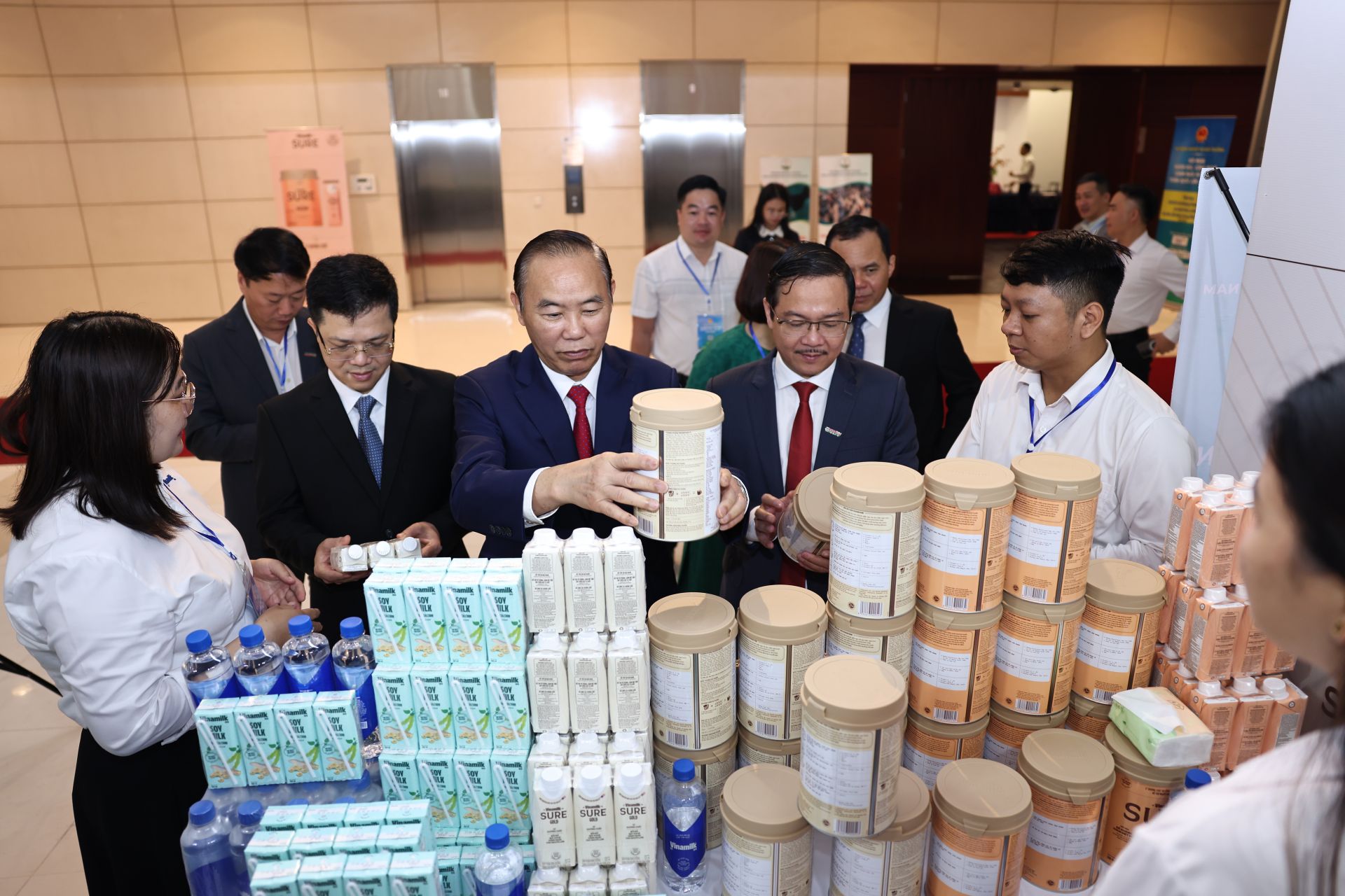 C&aacute;c sản phẩm dinh dưỡng mang đậm dấu ấn đổi mới &ndash; s&aacute;ng tạo của Vinamilk như sữa chua Vinamilk, sữa bột người lớn Vinamilk Sure, sữa đậu n&agrave;nh Vinamilk thu h&uacute;t kh&aacute;ch tham dự hội nghị tại khu trưng b&agrave;y sản phẩm, c&ocirc;ng nghệ v&agrave; th&agrave;nh tựu khoa học c&ocirc;ng nghệ.