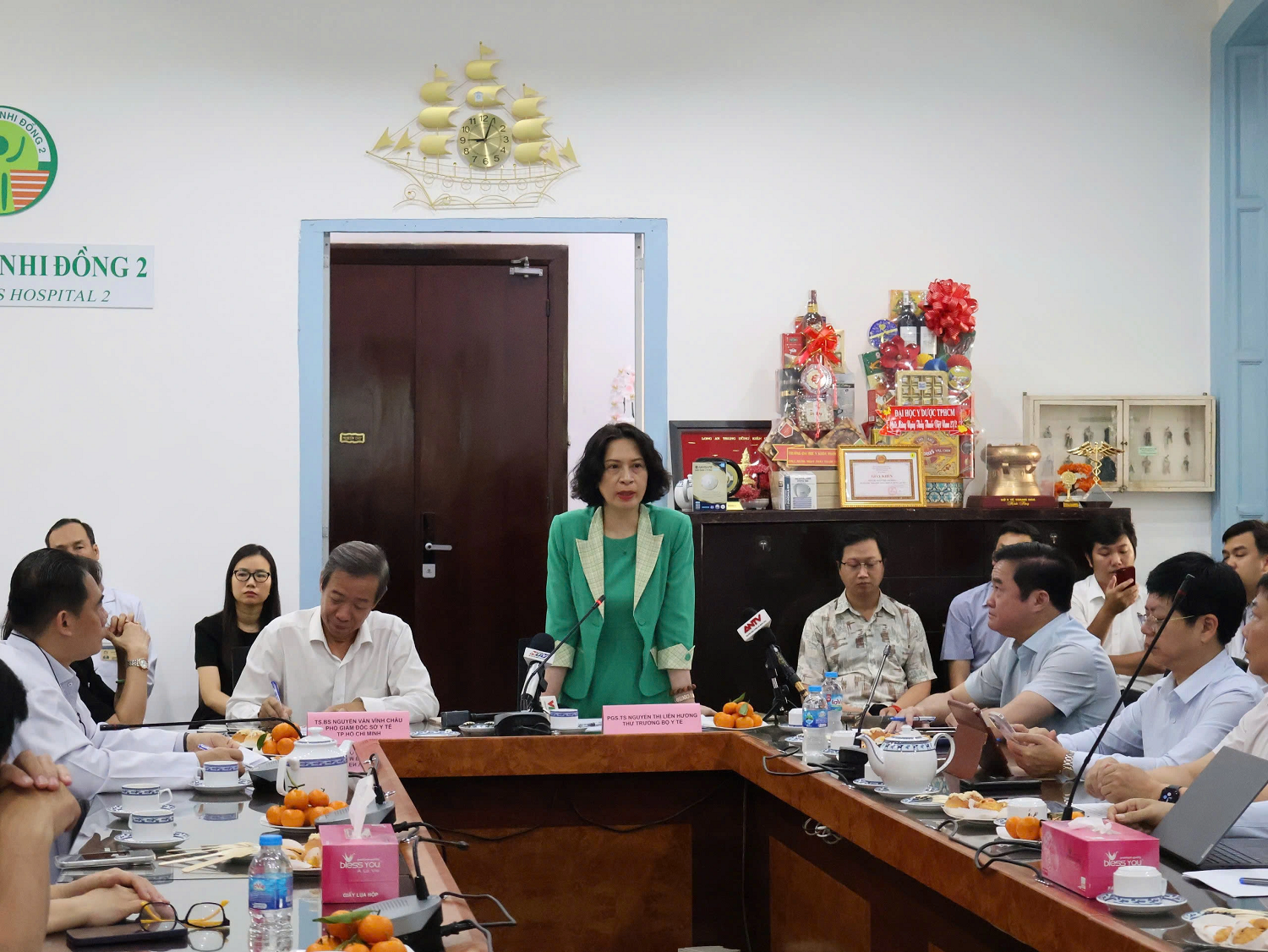 Đo&agrave;n c&ocirc;ng t&aacute;c do Thứ trưởng Bộ Y tế Nguyễn Thị Li&ecirc;n Hương l&agrave;m trưởng đo&agrave;n kiểm tra c&ocirc;ng t&aacute;c ph&ograve;ng, chống dịch bệnh tay ch&acirc;n miệng tại Bệnh viện Nhi đồng 2