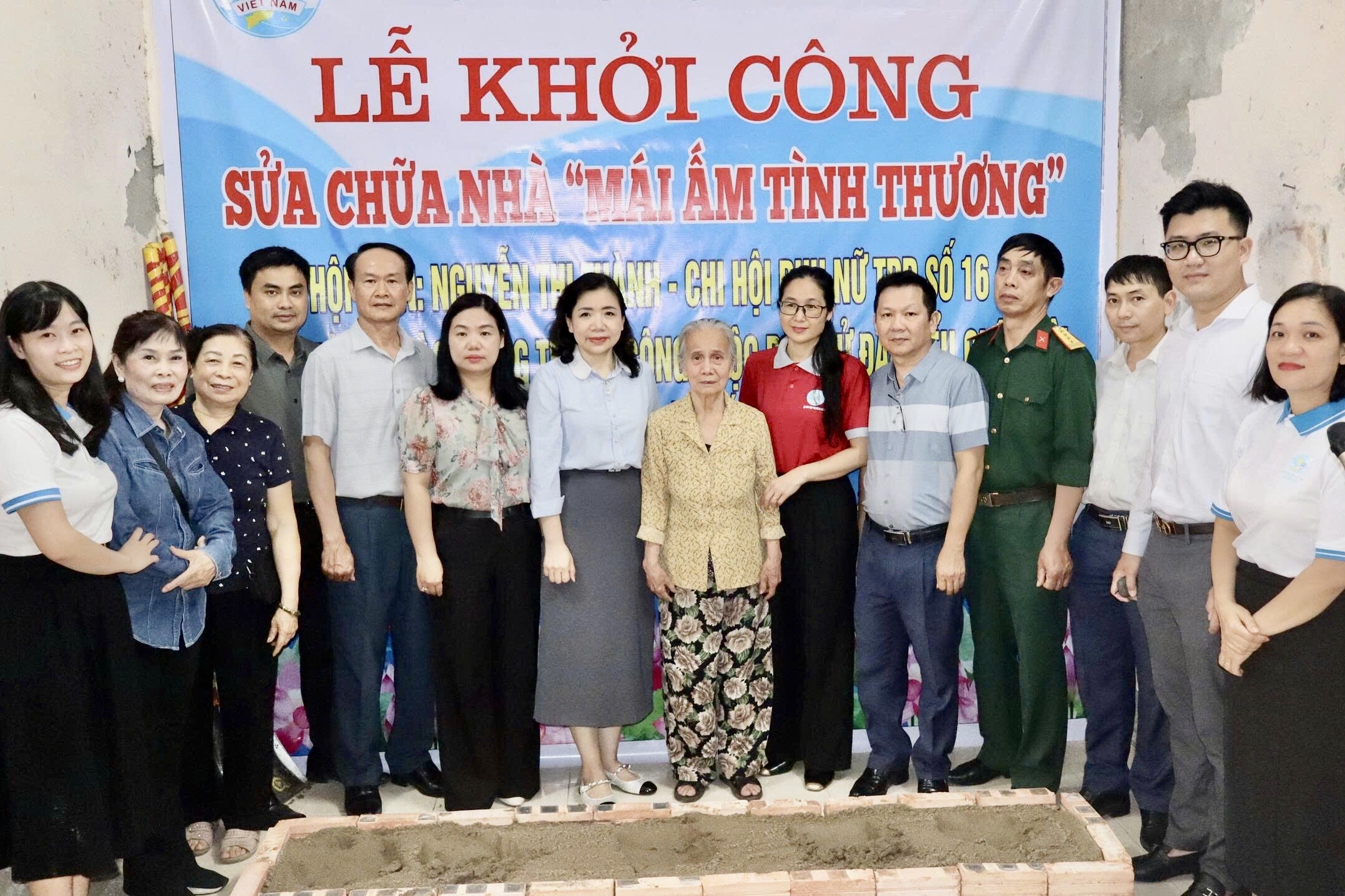 Lãnh đạo phường Lê Chân và các ban, ngành, hội viên phụ nữ và gia đình bà Thành. Lãnh đạo phường Lê Chân và các ban, ngành, hội viên phụ nữ và gia đình bà Thành.