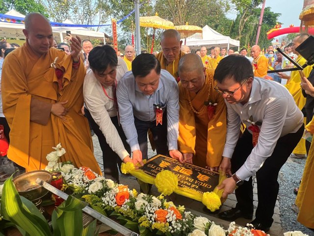 Đặt đá xây dựng chùa Da. Đặt đá xây dựng chùa Da.